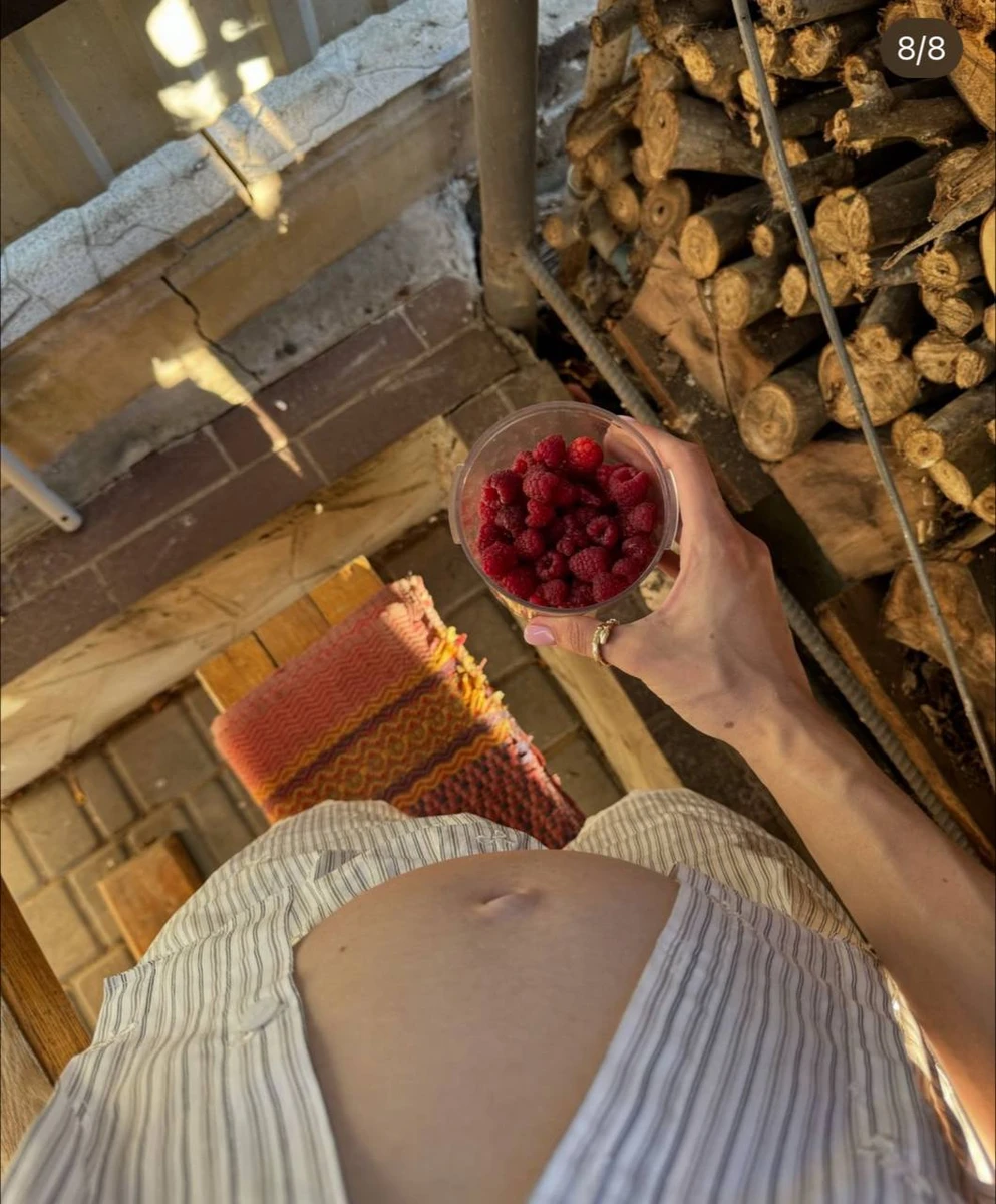 До речі, на руках Каті подарунок від чоловіка приблизно за 2500 євро (і ні, це не малина)