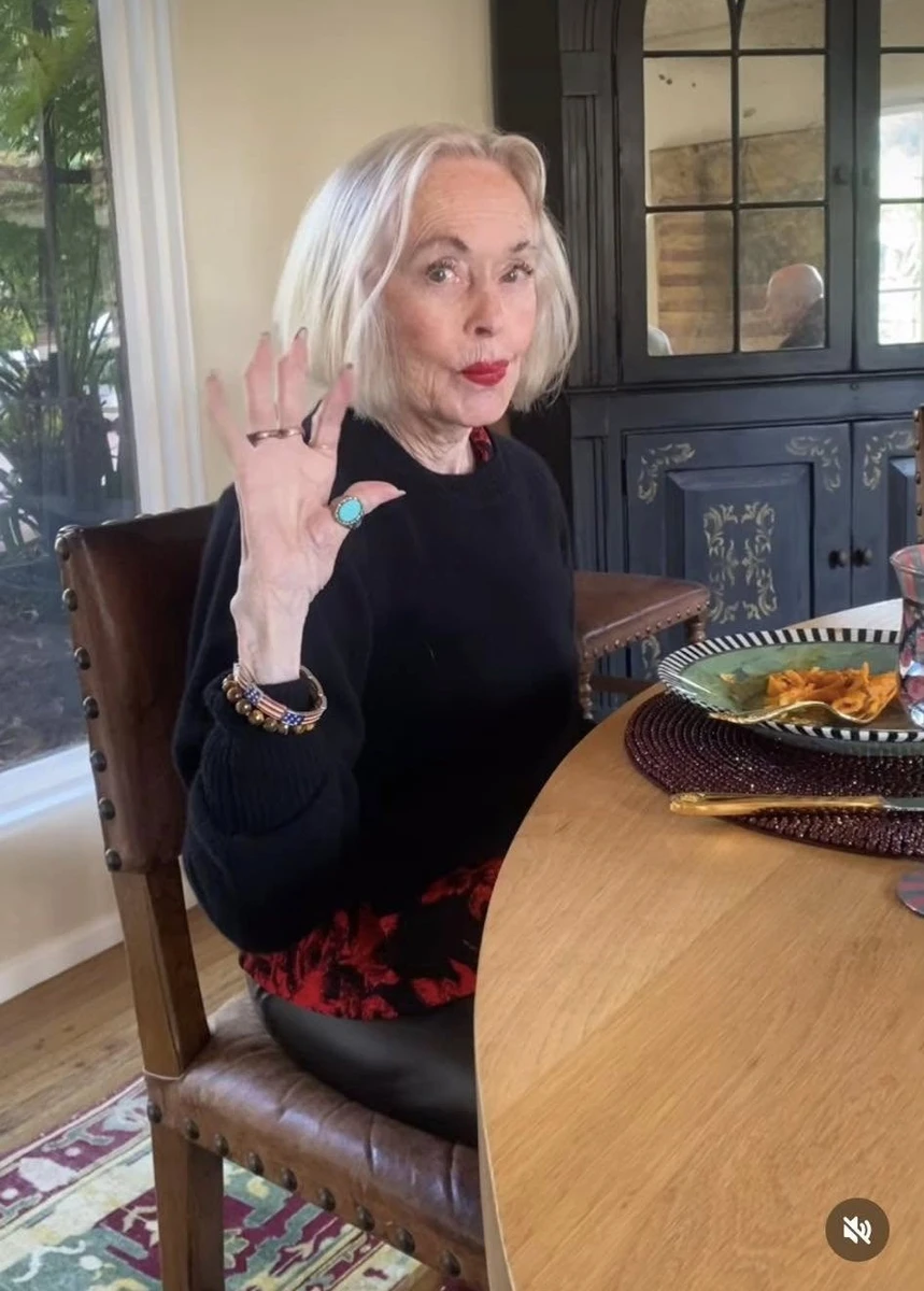 Бабуся Дакоти Джонсон