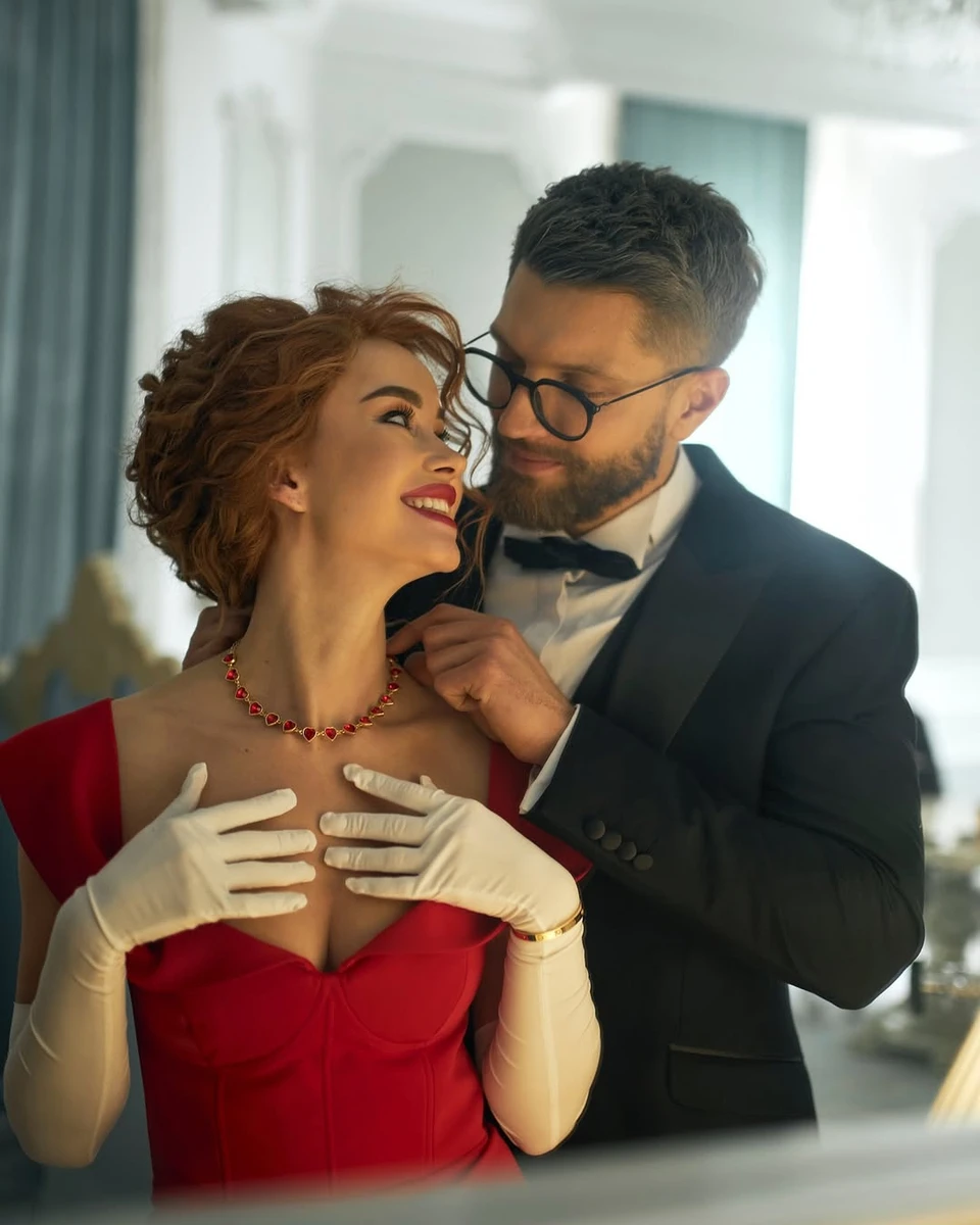 Таня Парфільєва в ошатній сукні попозувала з коханим у смокінгу