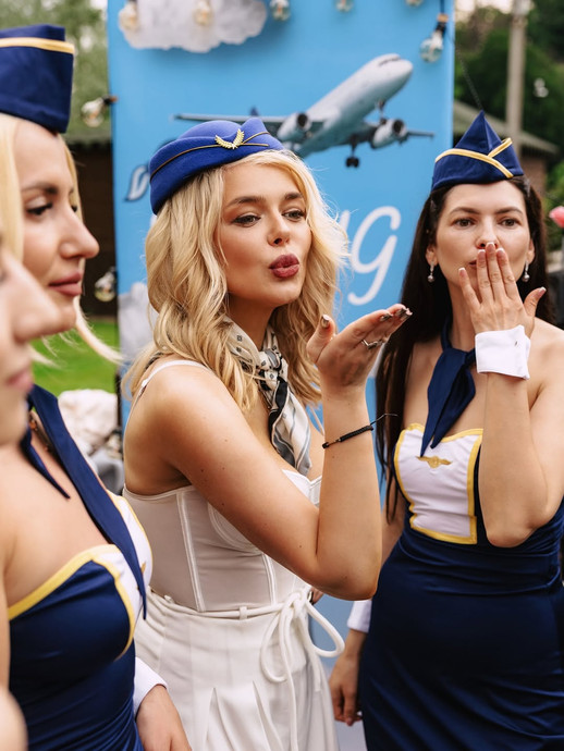 Аліна Гросу святкувала своє 30-річчя в образі стюардеси