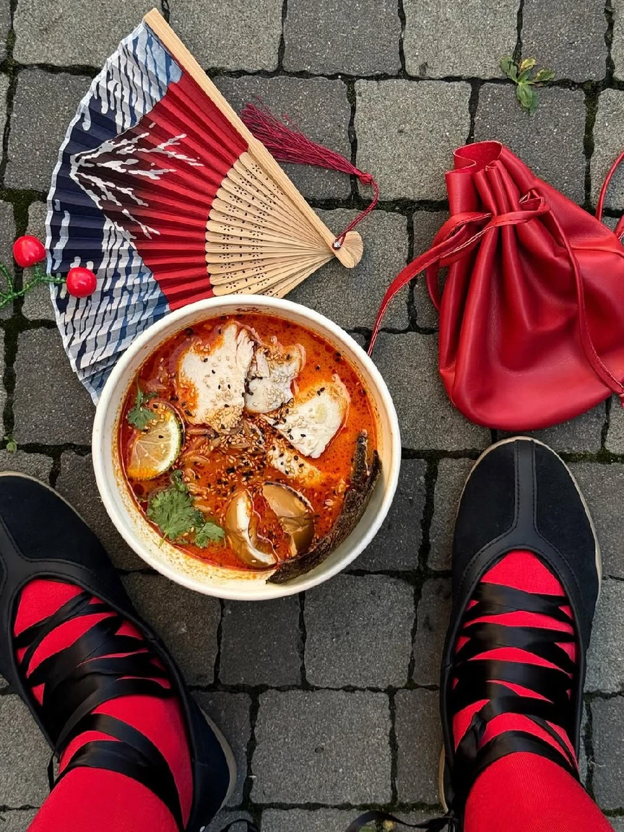 Виконавиця похизувалася трендовим взуттям