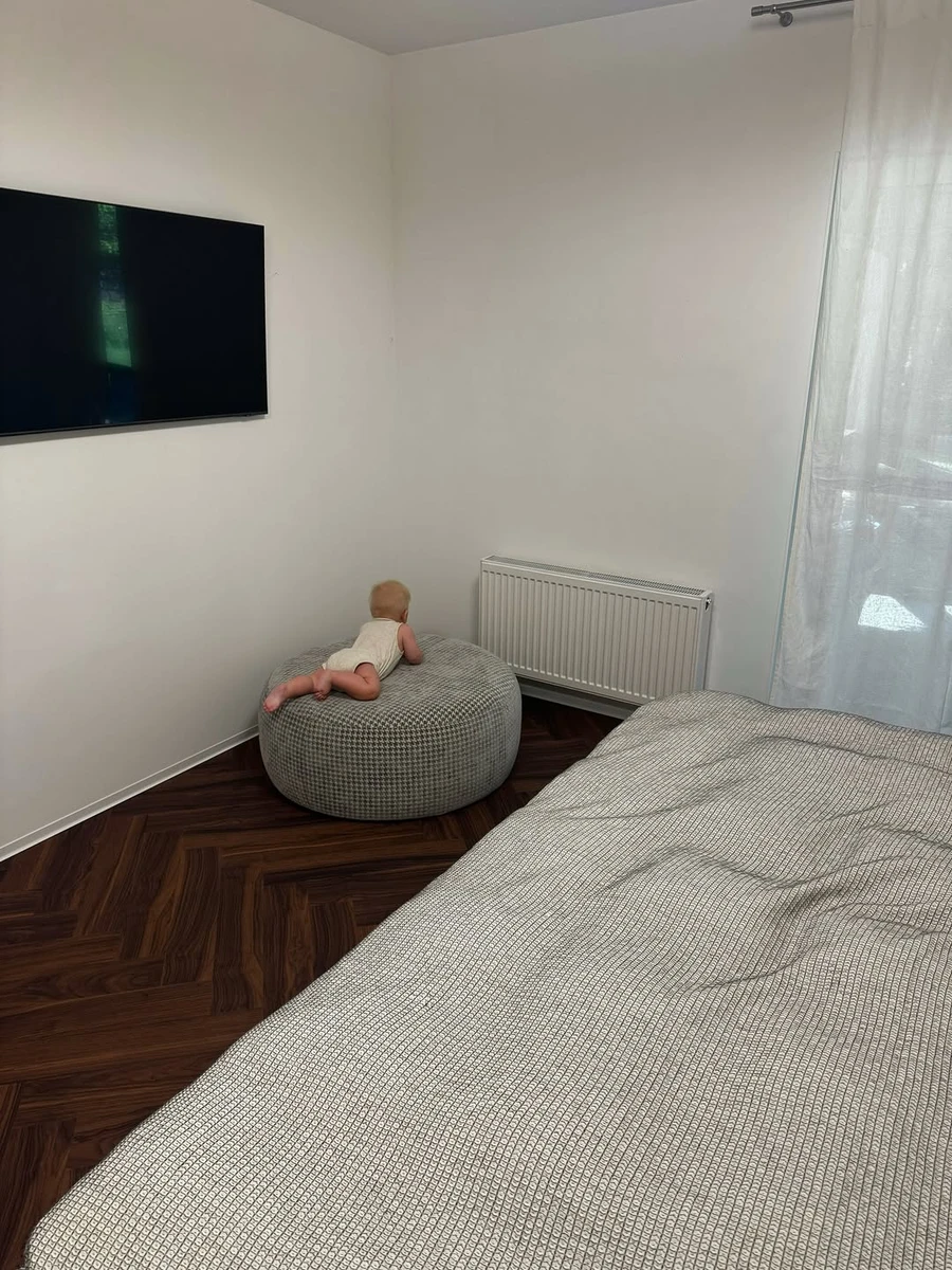 Дружина Остапчука замилувала фото з сином у їхньому новому будинку