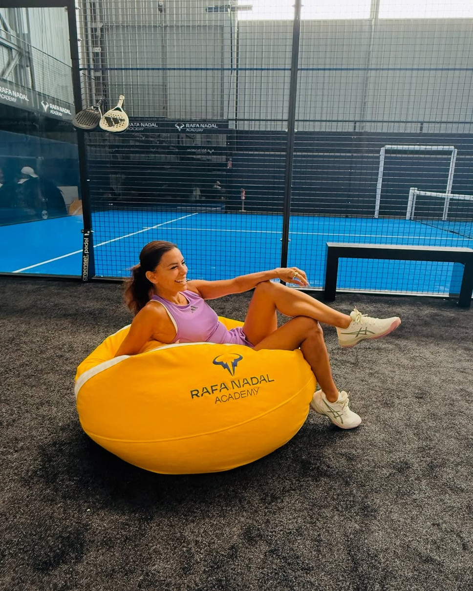 Єва Лонгорія у міні похвалилася ногами на тенісному корті