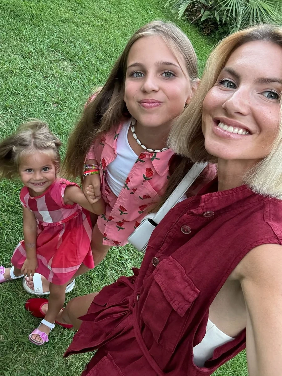 Єлизавета Юрушева заселфилася з доньками