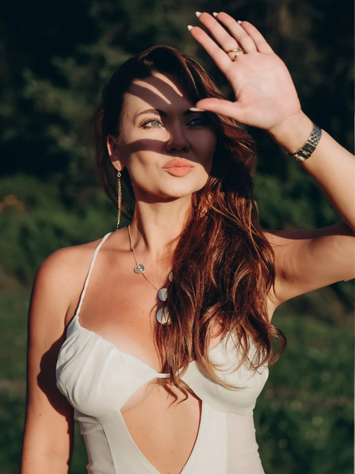 Анна Саліванчук у сексі сукні засвітила бюст на сонячних фото