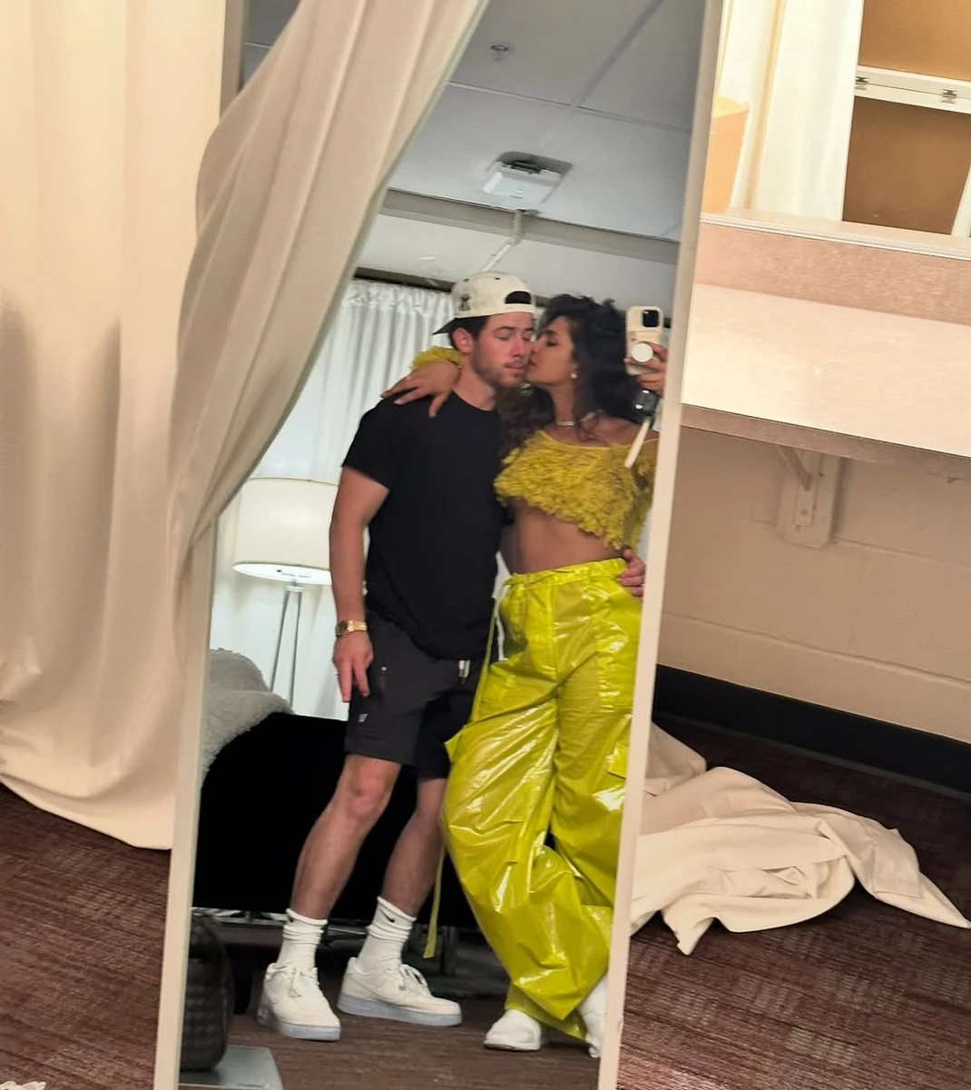 Пріянка Чопра показала цілунки з чоловіком на його 33-річчя