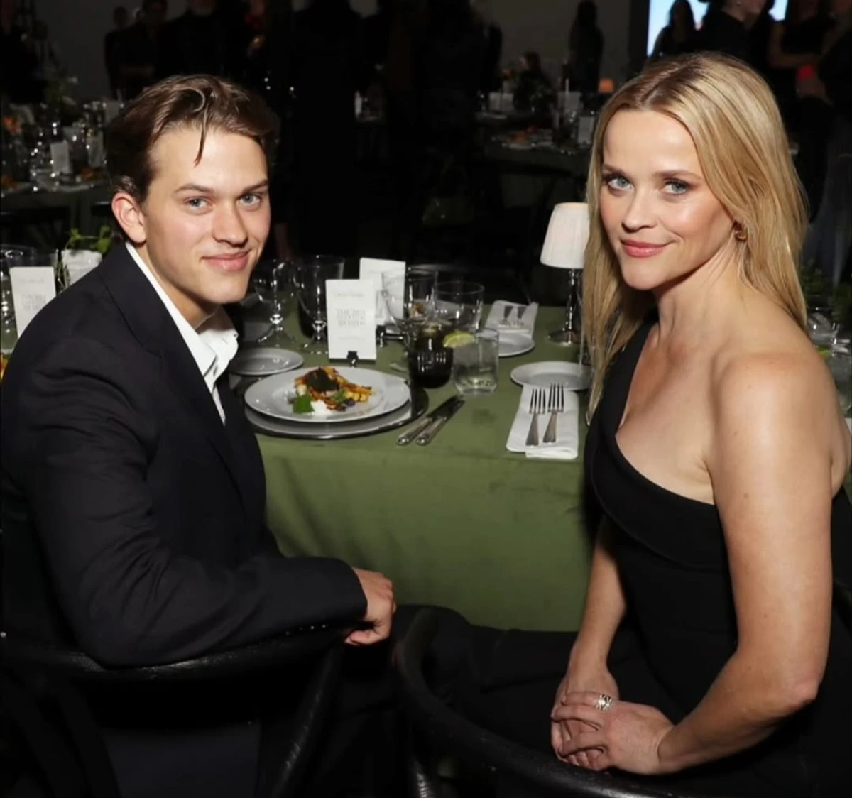 Різ Візерспун показала фото з ошатним сином на його 22-річчя