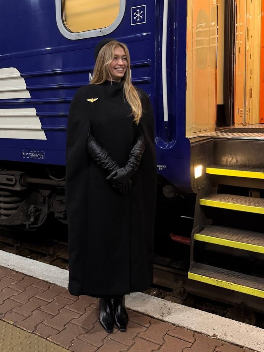 Віра Брежнєва показалася в образі провідниці