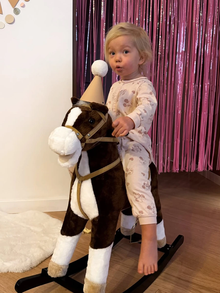 Донька Саші Бо тішиться подарунком