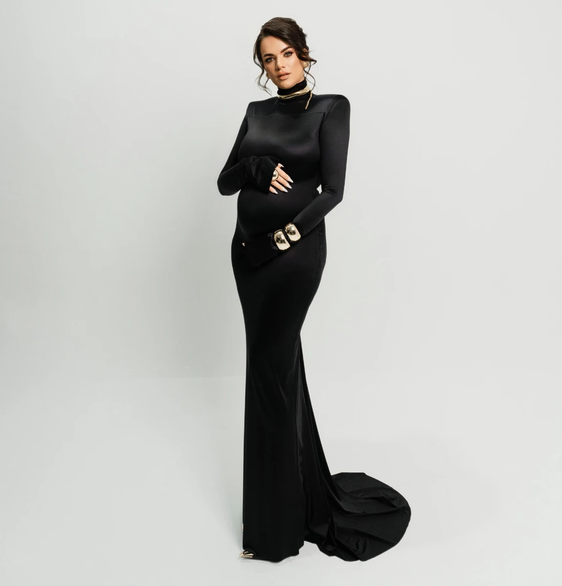 Стилістка Галина Денисюк чекає на третю дитину, тож вона на власному досвіді знає, який одяг варто носити вагітним, щоби почуватися привабливо і комфортно 