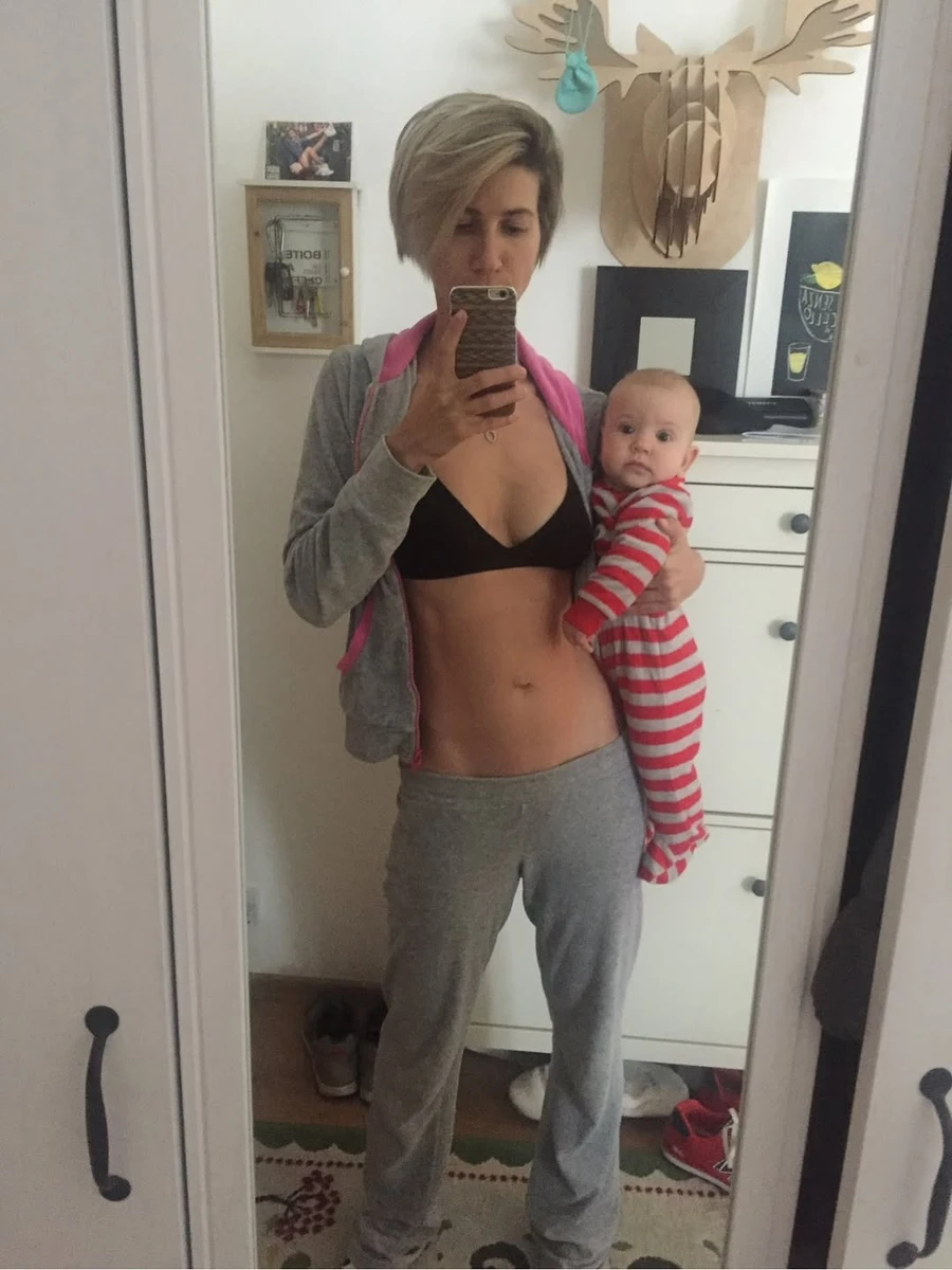 Аніта Луценко блиснула пласким животом після пологів