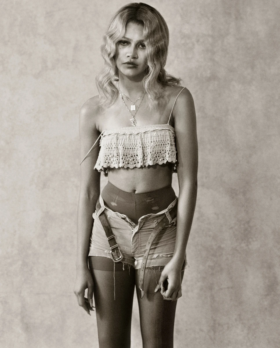 Зендея у топі та куцих шортах посвітила тілом на фото