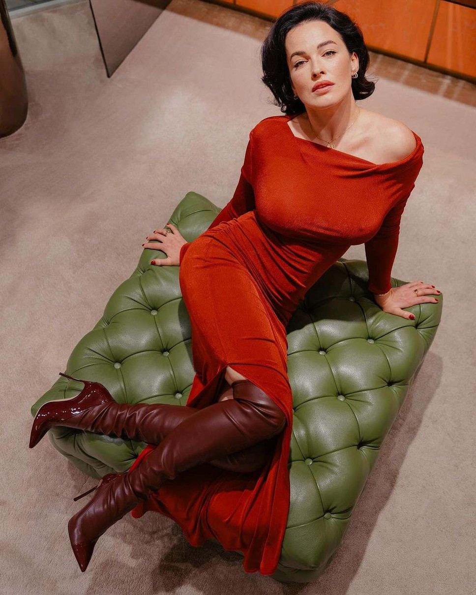 Даша на пуфі продемонструвала свої принади в обтислому червоному платті