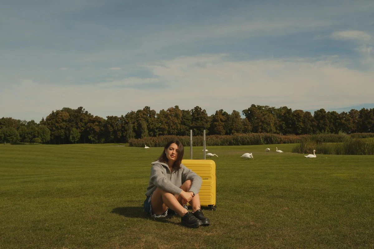 Насправді, я дуже багатьох речей боюсь, я дуже тривожна людина. Завжди програю в голові найгірші сценарії, але при цьому йду і роблю, бо я розумію, що треба. Я розумію, що це для для кадру, для матеріалу, і в першу чергу дивлюсь на це як редактор, дивлюсь на себе як на героя і намагаюся зрозуміти, що має робити герой, щоб це було цікаво людям.