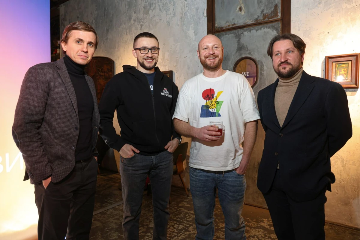 Журналісти УП Михайло Ткач, Богдан Кутєпов і Роман Романюк та волонтер і блогер Сергій Стерненко 