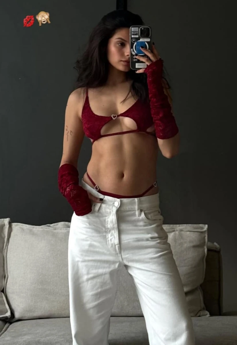 Мішель Андраде посвітила животом