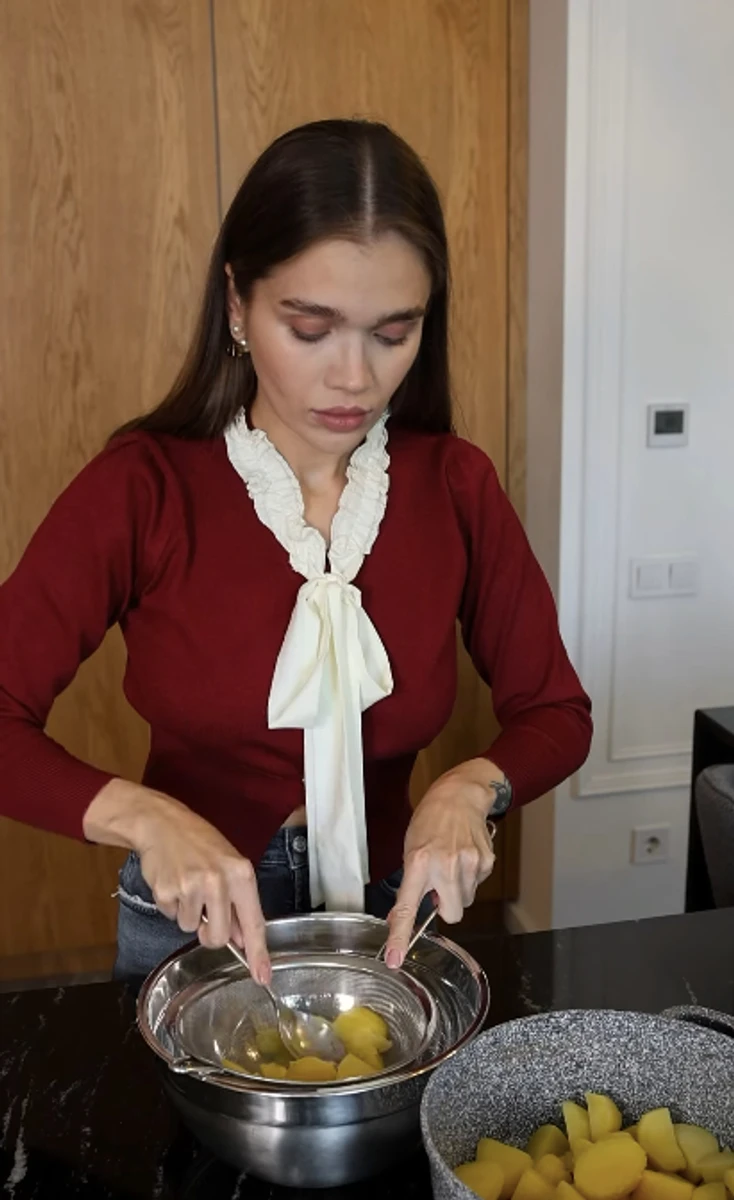 Для уникання грудочок перетираємо через сито. До картоплі також додаємо 50 грамів дрібно натертого сиру, масло й молоко на смак