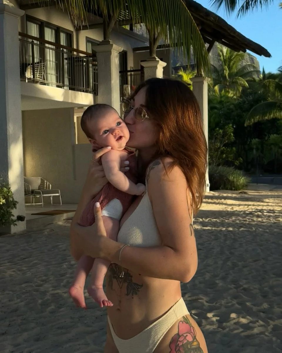 Таня Пренткович з дочкою на руках паказалася в купальнику