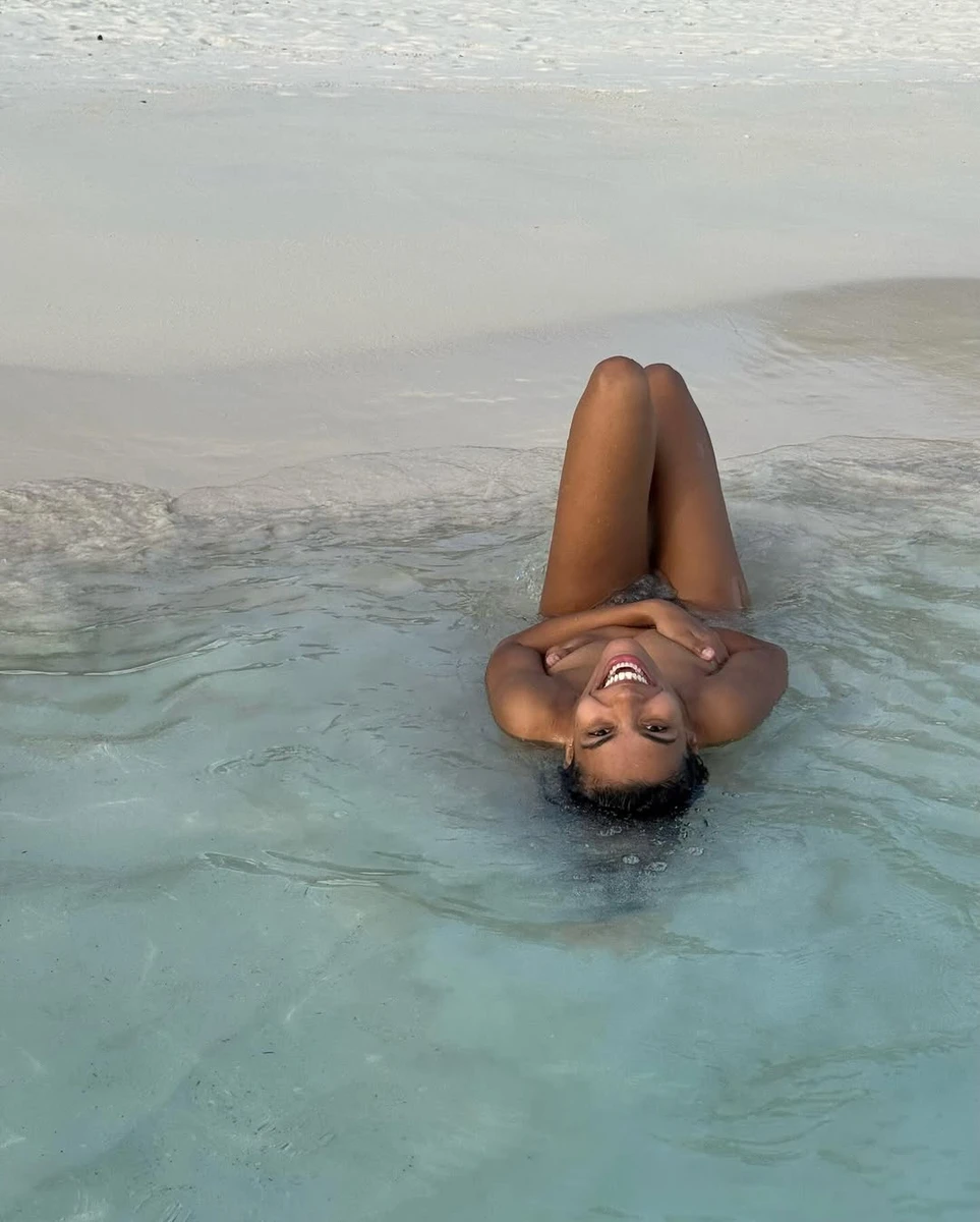 Тіна Кунакі топлес попозувала на пляжі