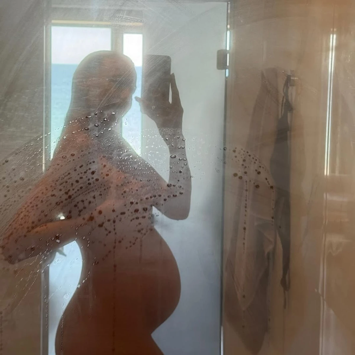 Леся Нікітюк наробила селфі у душі