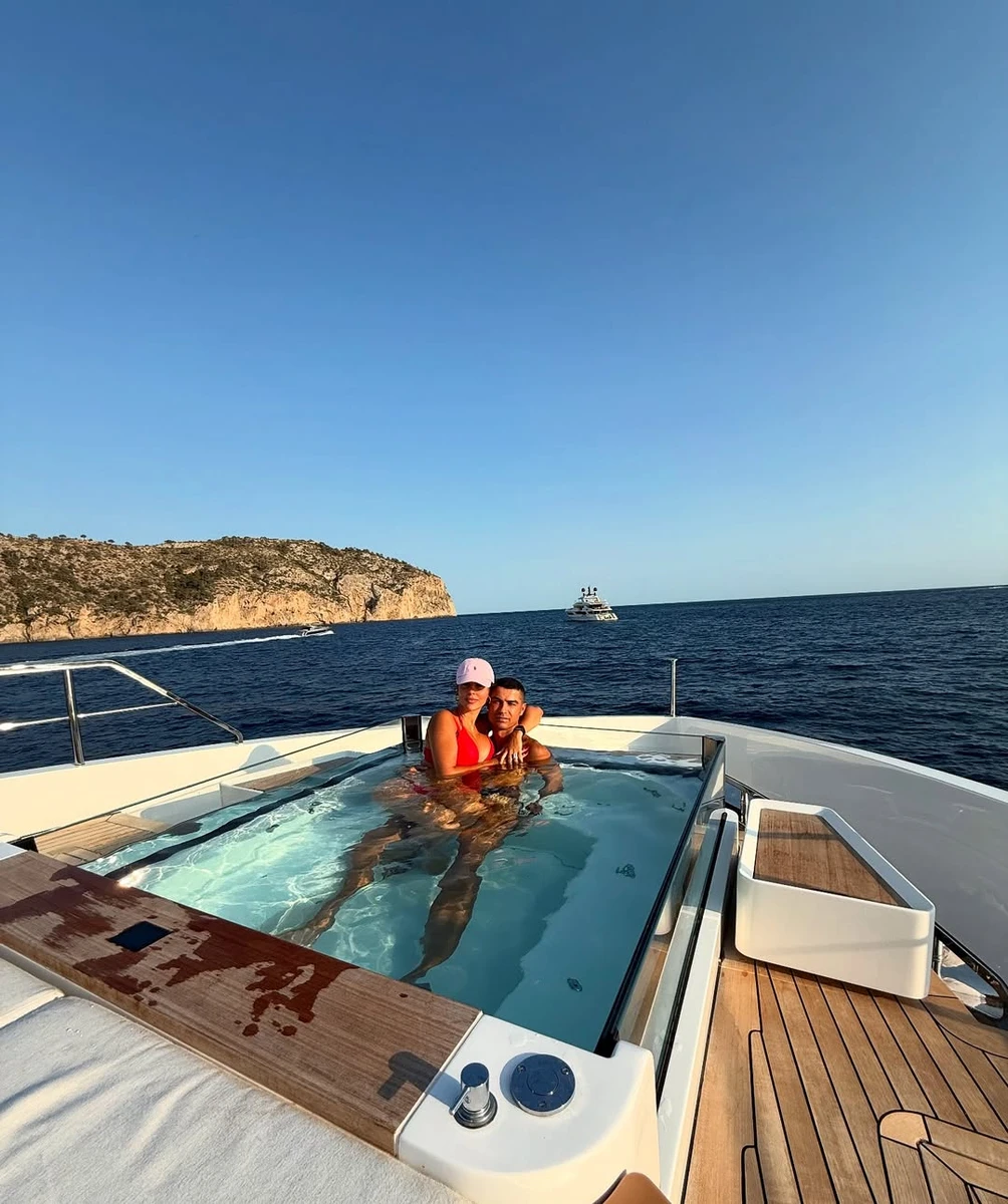 Наречена Роналду в бікіні показалася в його обіймах на яхті