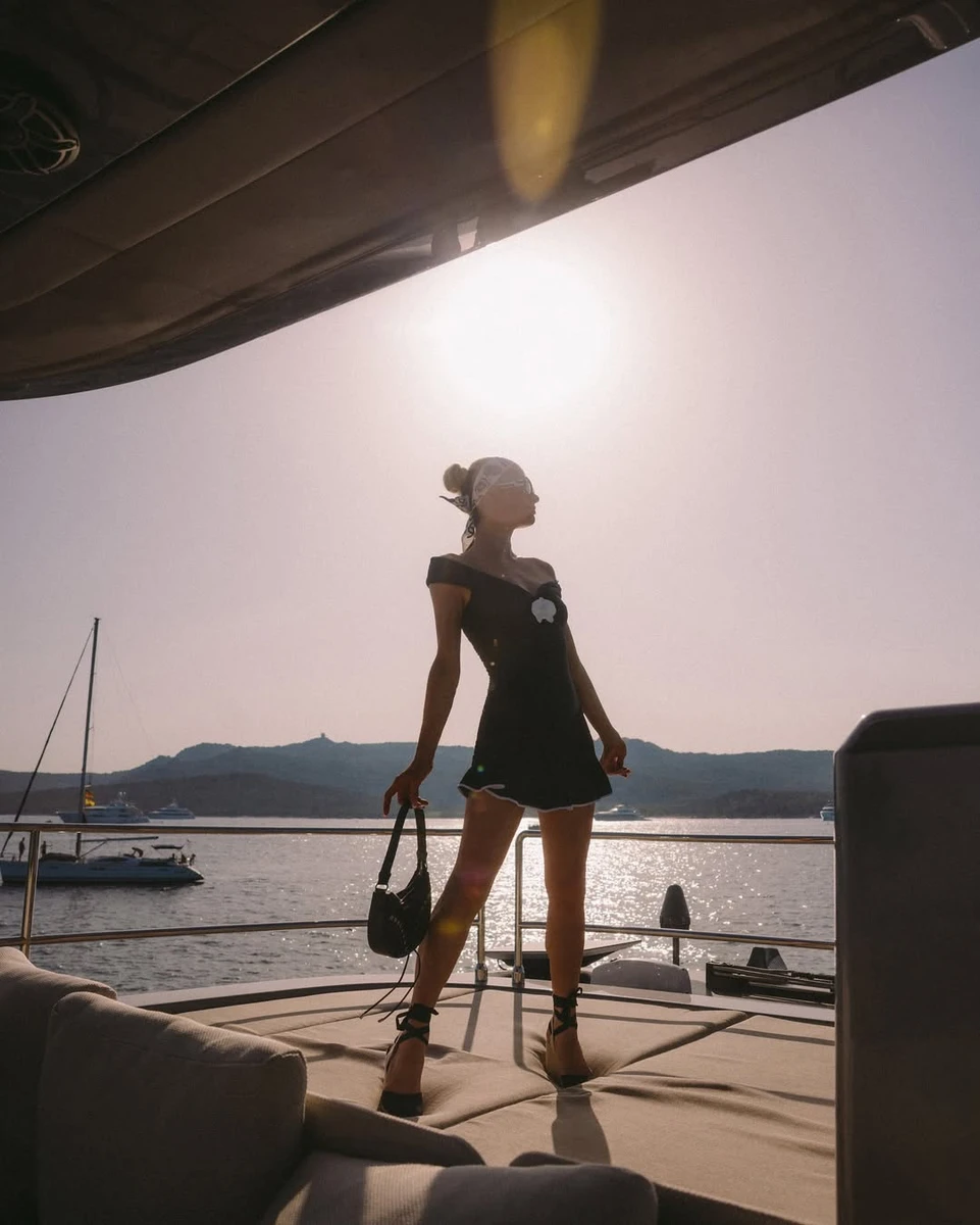 Періс Хілтон посвітила стрункими ногами в короткому луці