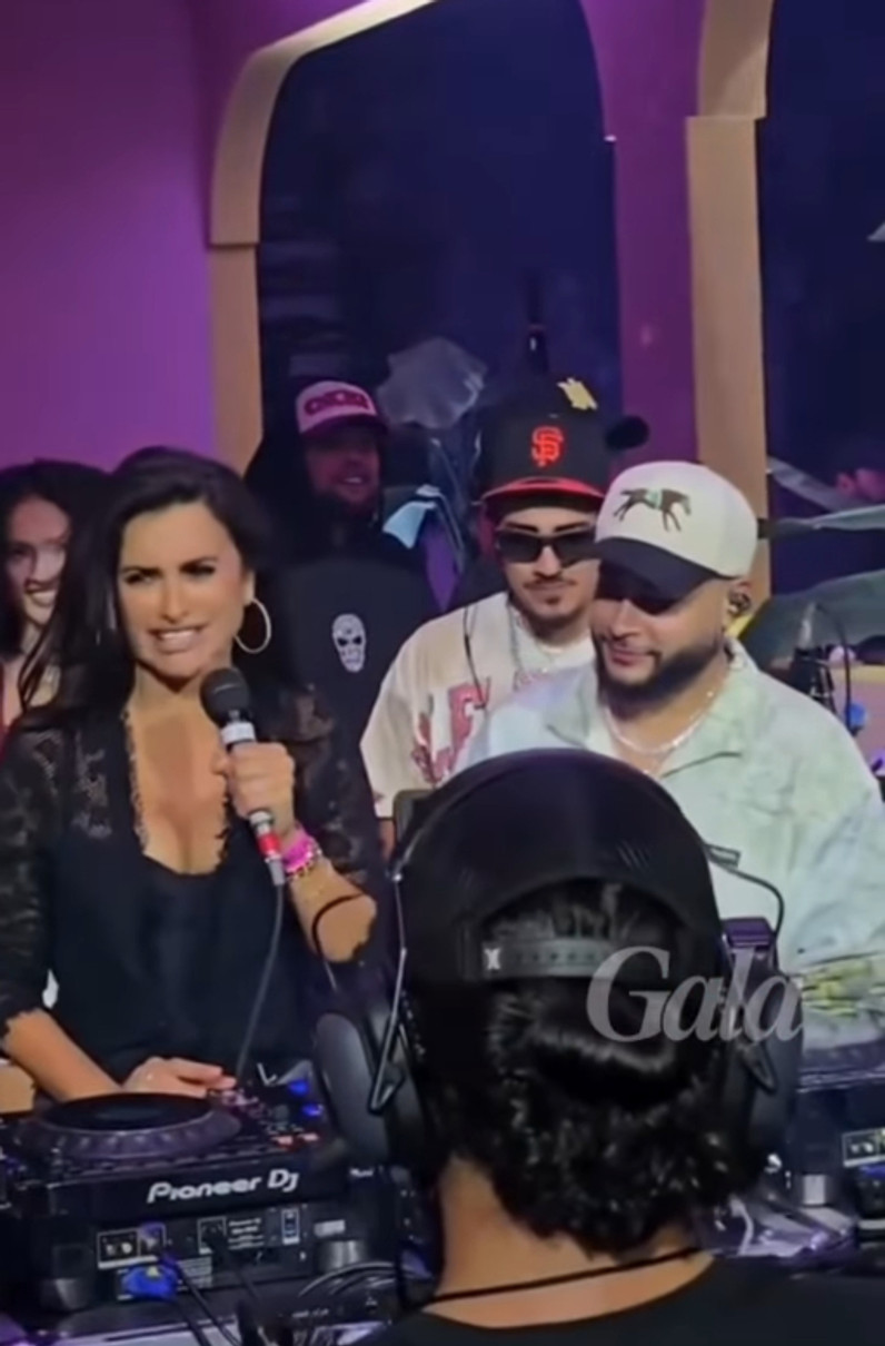 Пенелопа Крус вийшла на сцену на концерті Bad Bunny з промовою