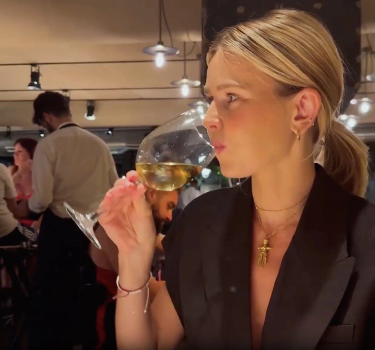 Катерина Кузнецова у стильному луці показалася з келихом вина в Барселоні