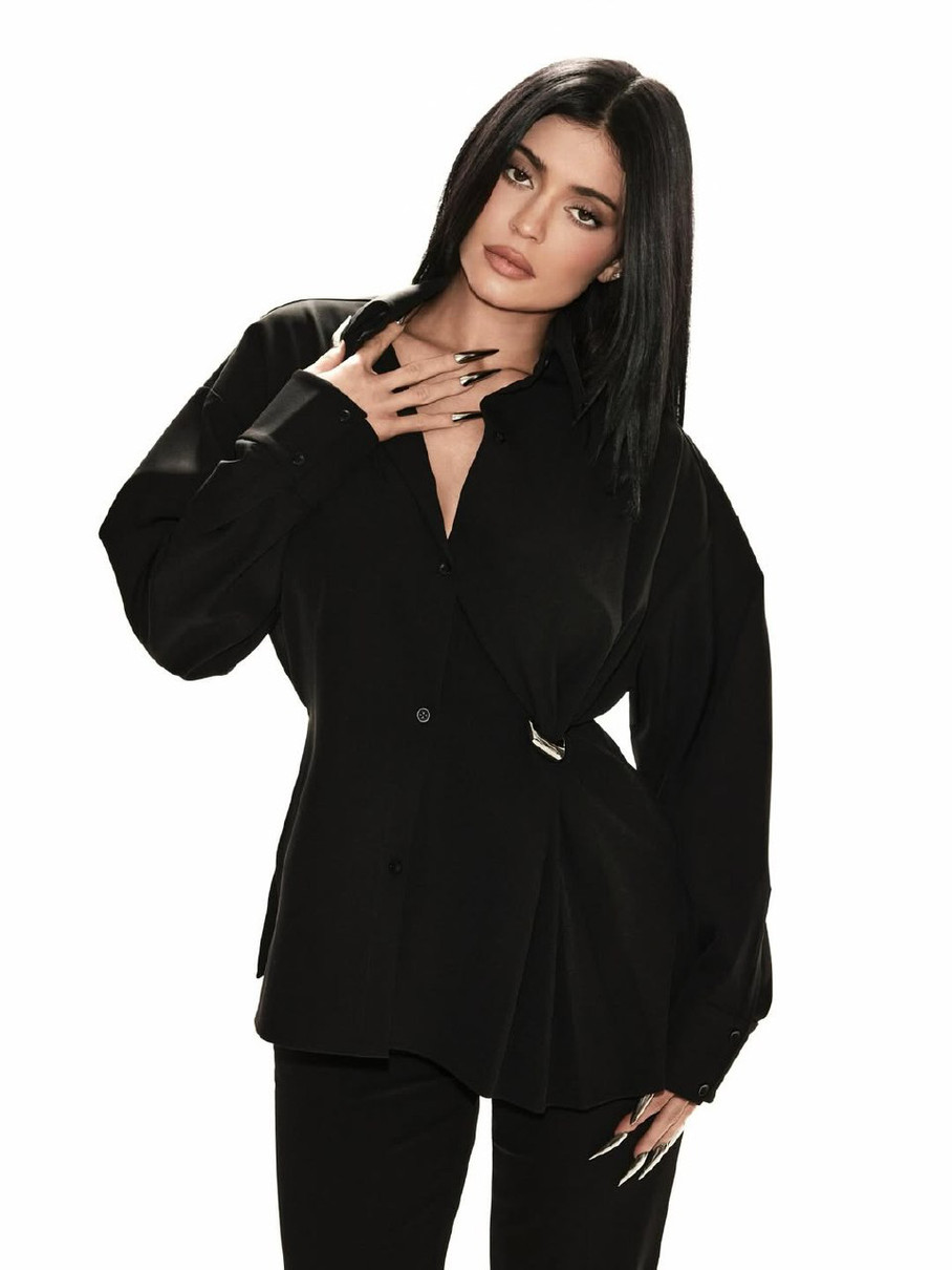 Кайлі Дженнер у чорному