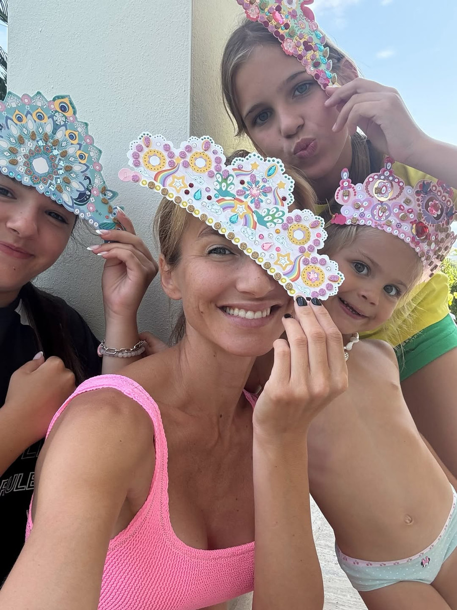 Єлизавета Юрушева показала відпустку зі своїми доньками