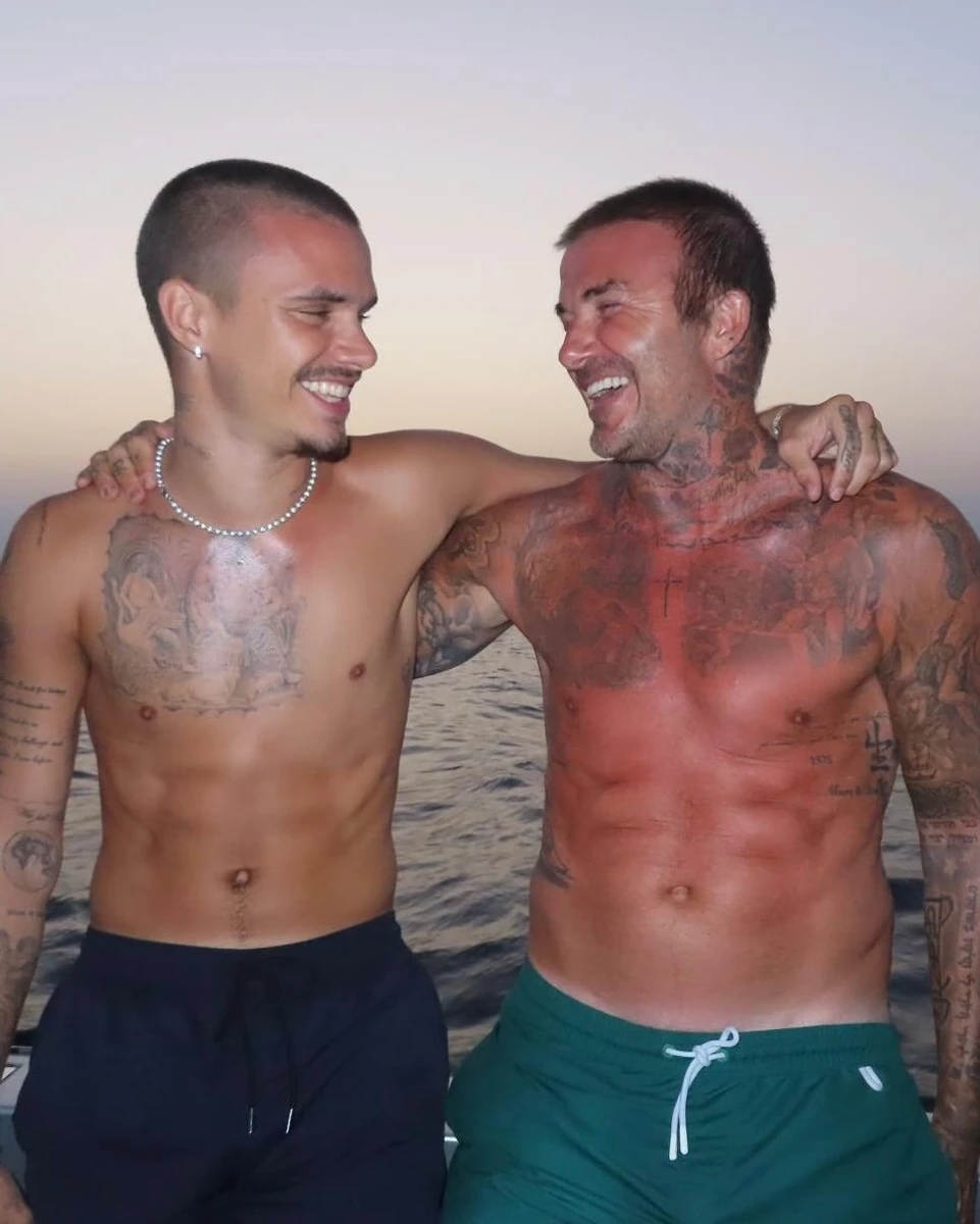 Девід Бекхем з голим торсом попозував із середнім сином на відпочинку