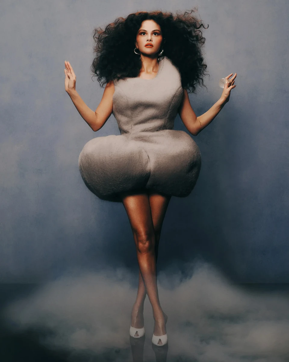 Селена Гомес у міні з фактурним низом похвалилася стрункими ногами