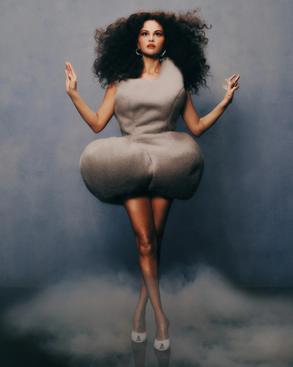 Селена Гомес у міні з фактурним низом похвалилася стрункими ногами