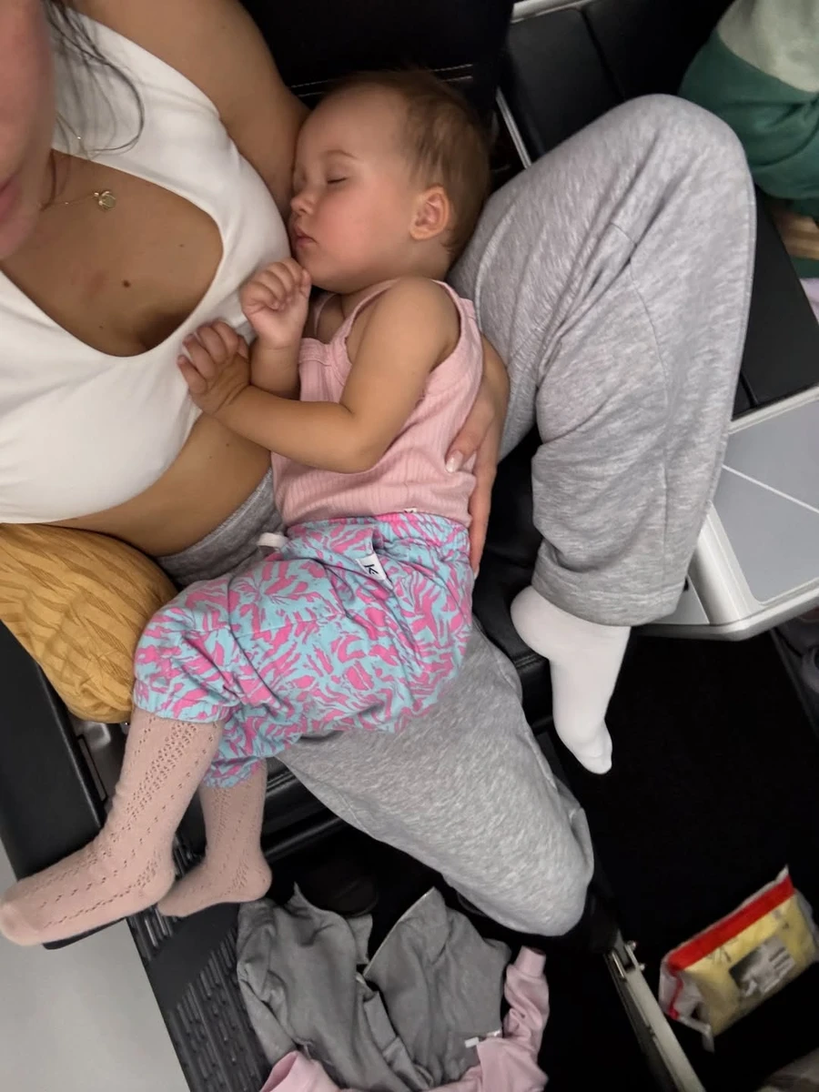 Наталія Татарінцева зазнімкувалася з дочкою на руках в поїздці