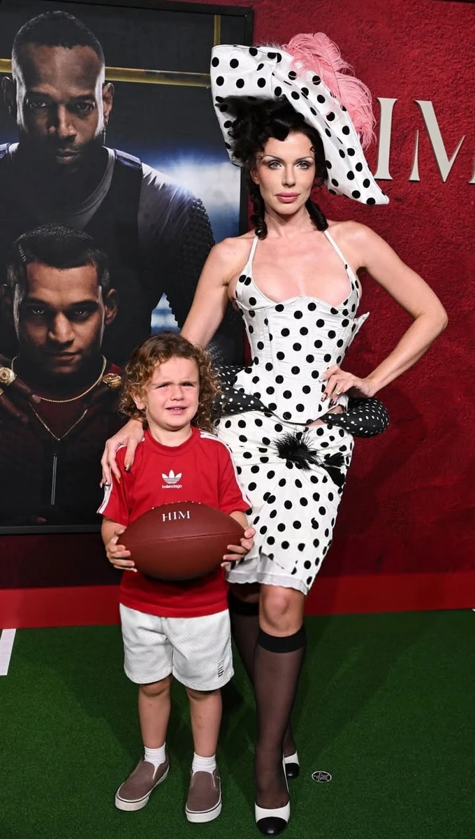 Джулія Фокс в корсеті блиснула фігурою поруч із сином на кінопремєрі