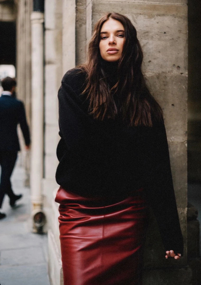 Дружина Усика у бордовій спідниці наробила романтичних фото у Парижі