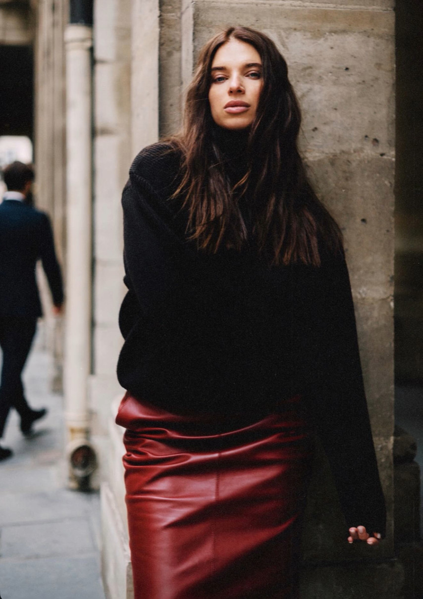 Дружина Усика у бордовій спідниці наробила романтичних фото у Парижі