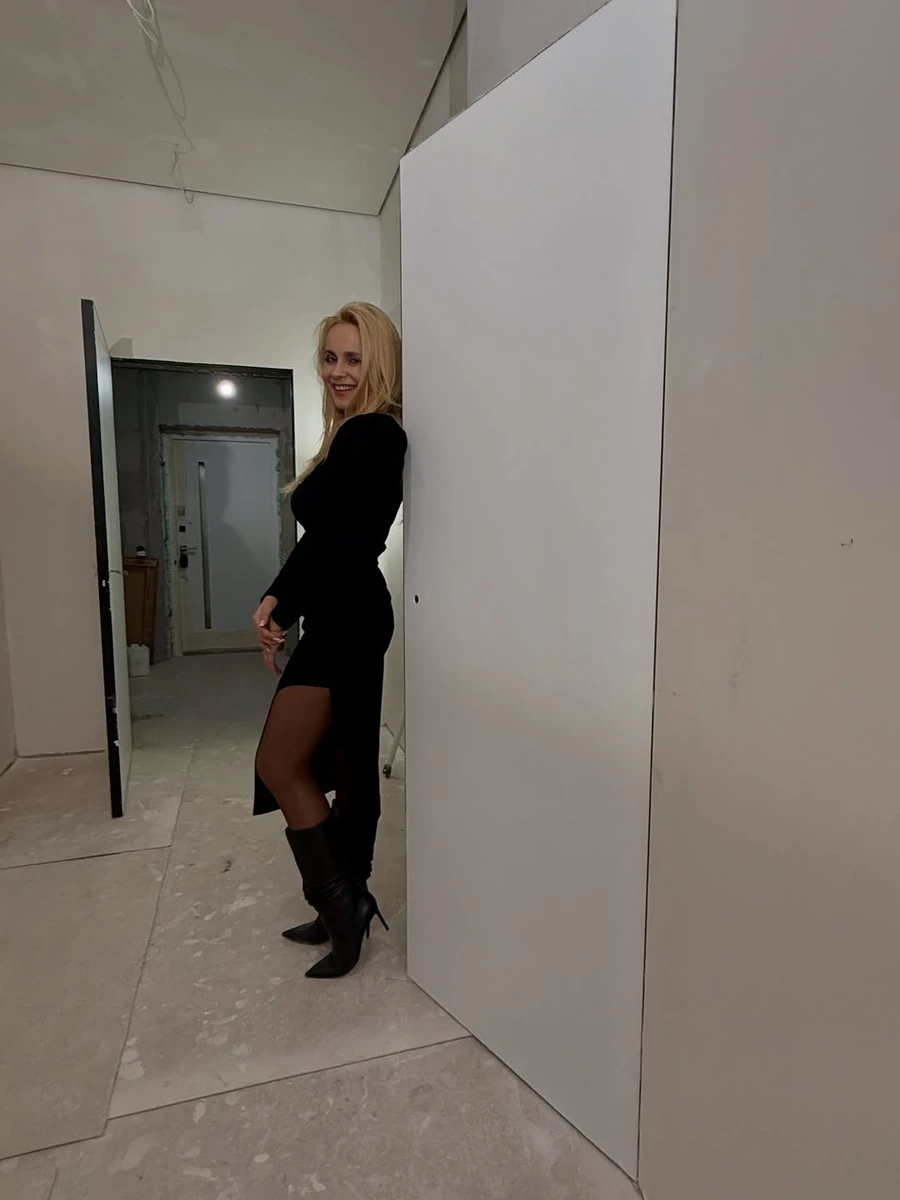 Лілія Ребрик наробила фото у сукні