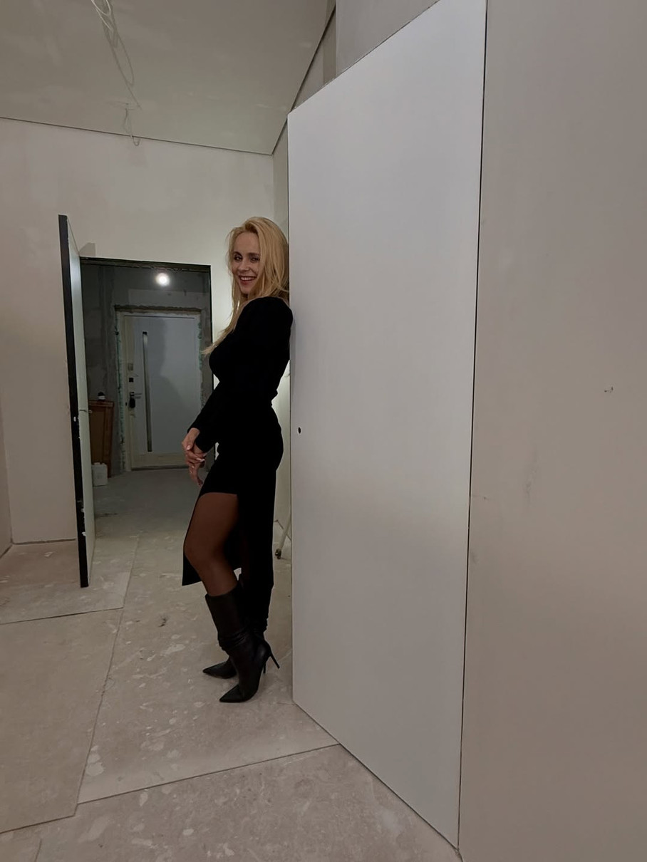 Лілія Ребрик наробила фото у сукні