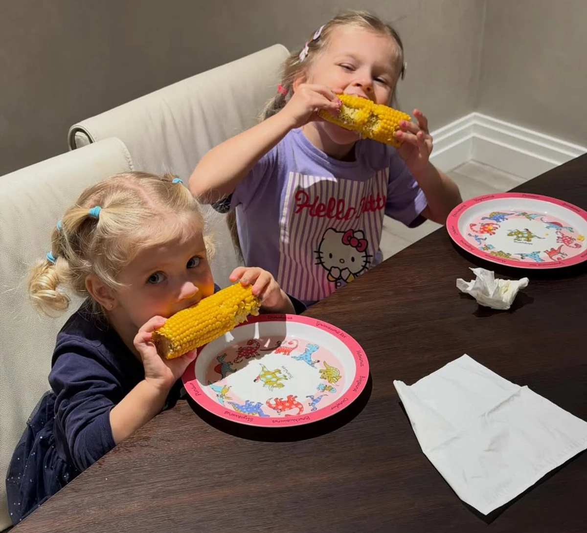 Дружина Зінченка показала, як їхні дочки куштують кукурудзу