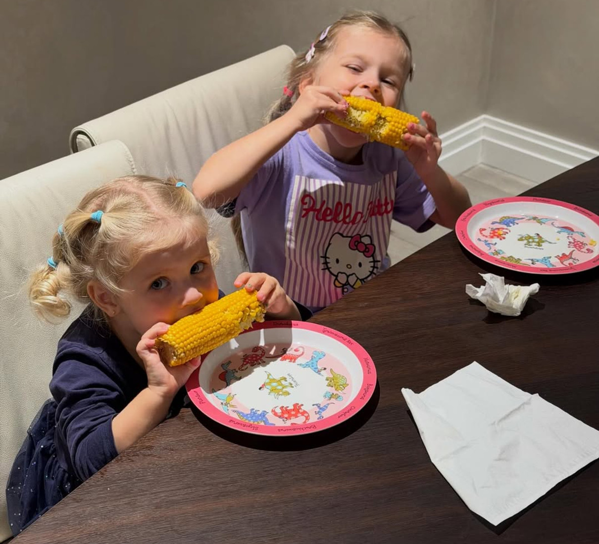 Дружина Зінченка показала, як їхні дочки куштують кукурудзу
