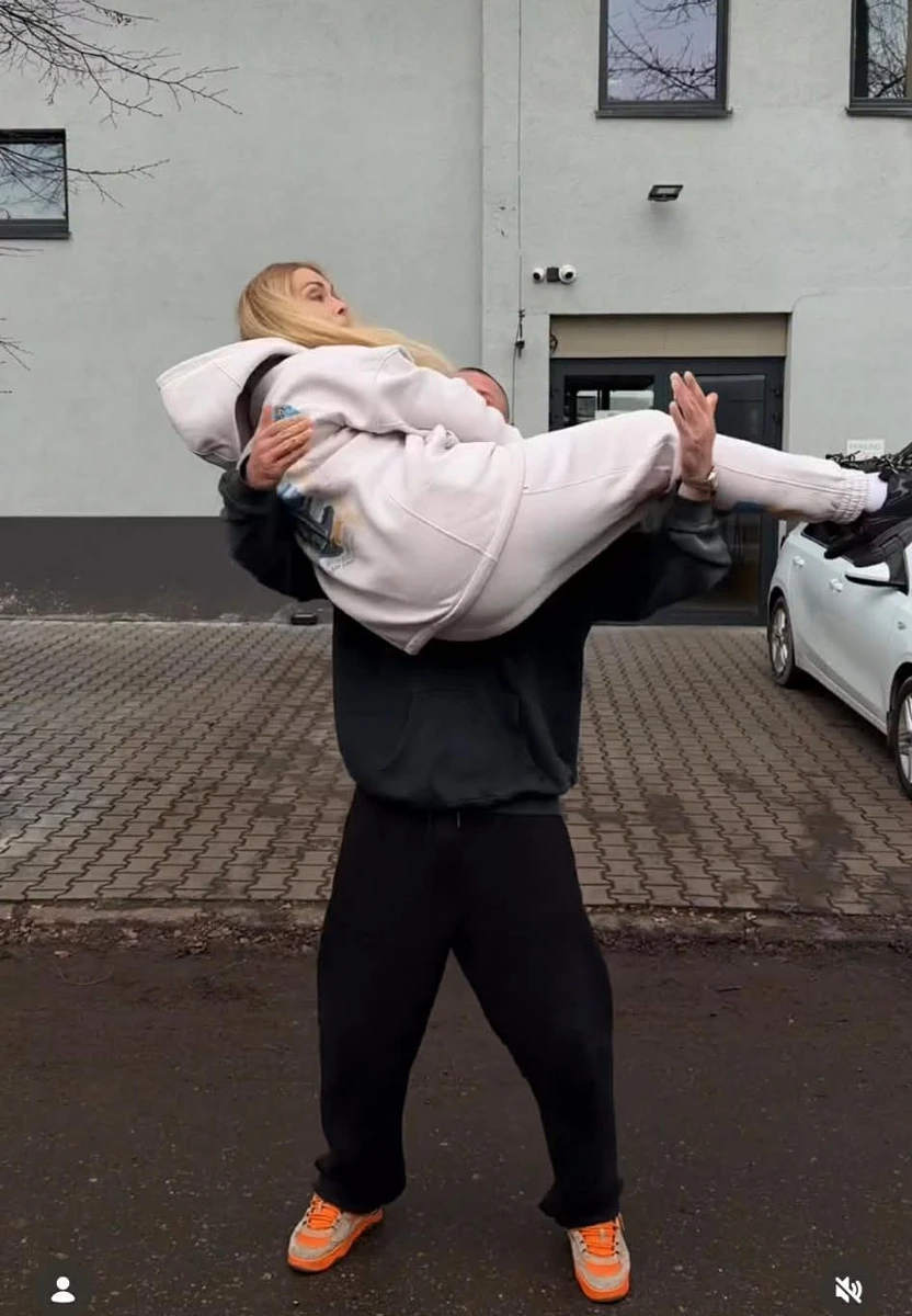 Раніше Тарас уже присідав із Ольгою на руках 