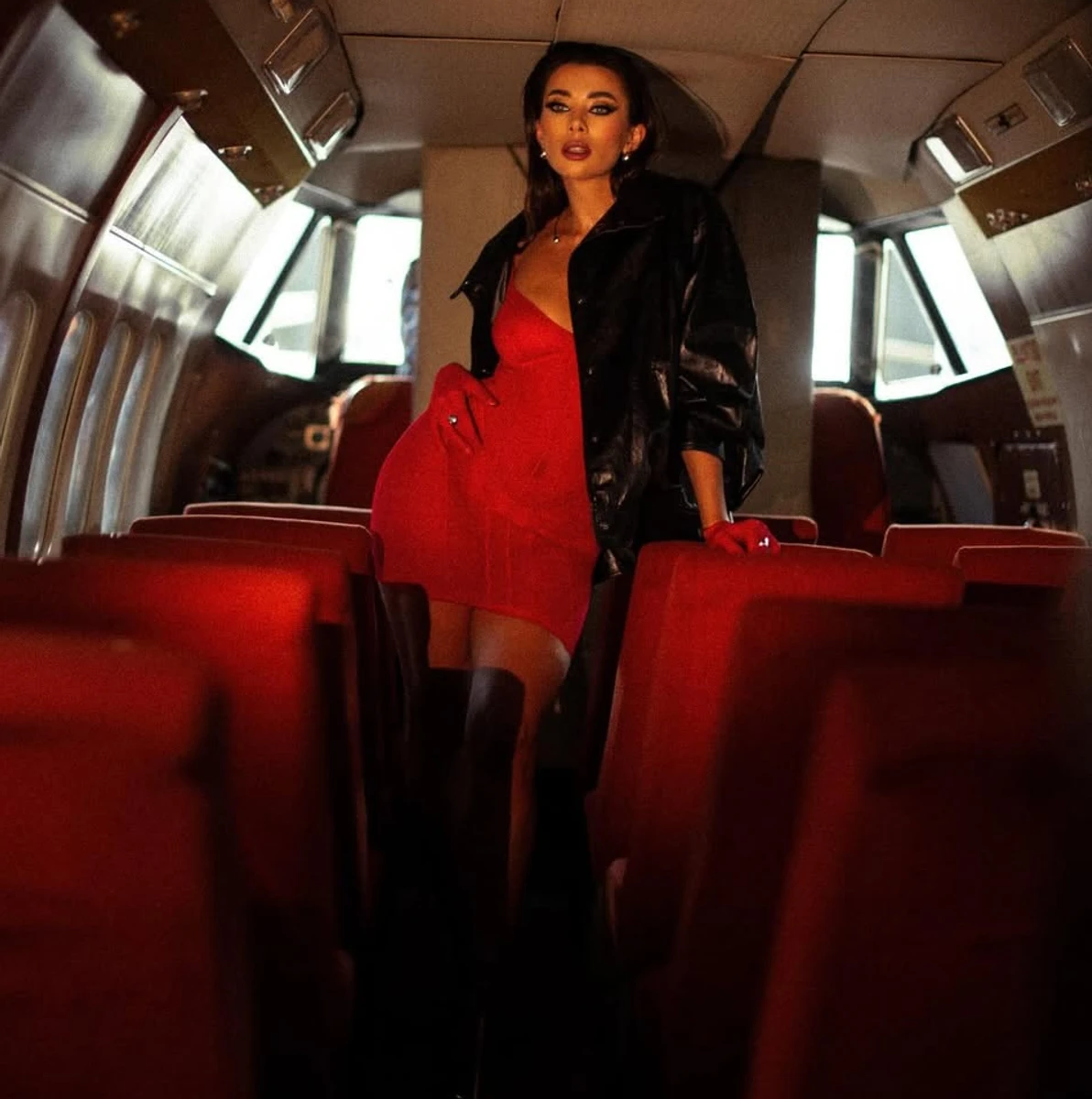 Анна Неплях блиснула тілом у яскравій сукні в літаку