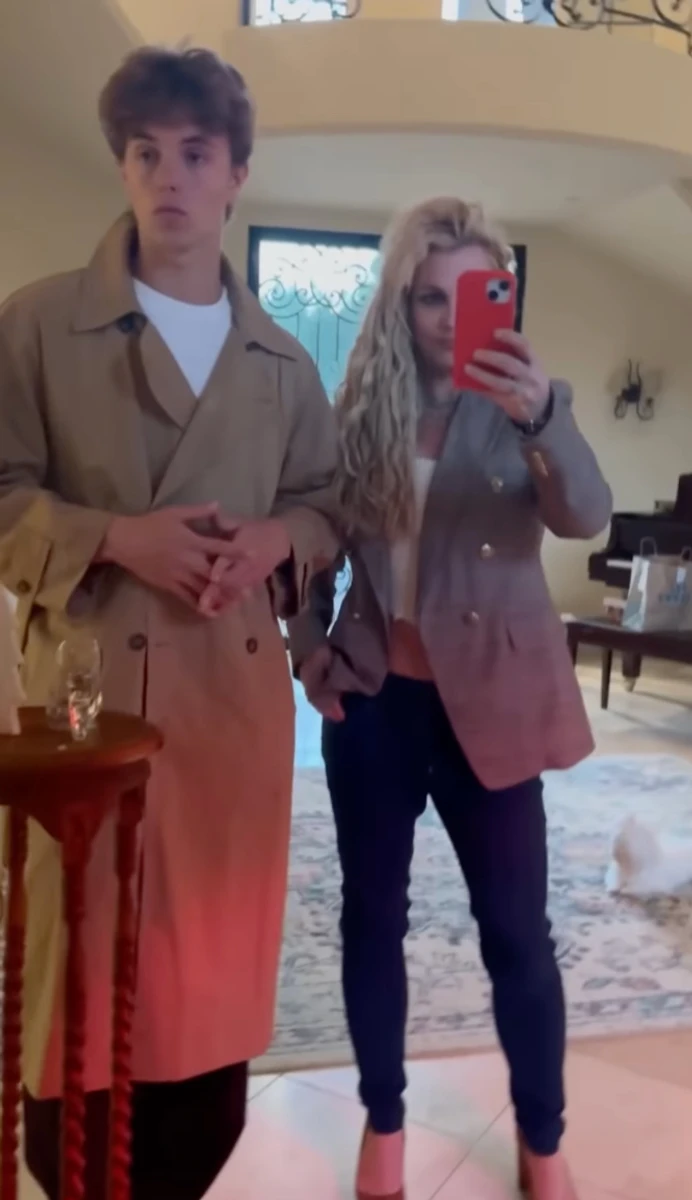 Брітні Спірс покрасувалася з сином у стильних луках