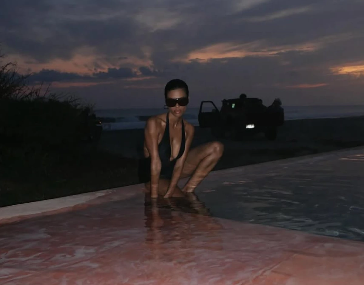 Ексдружина Венсана Касселя показала тіло і декольте у басейні