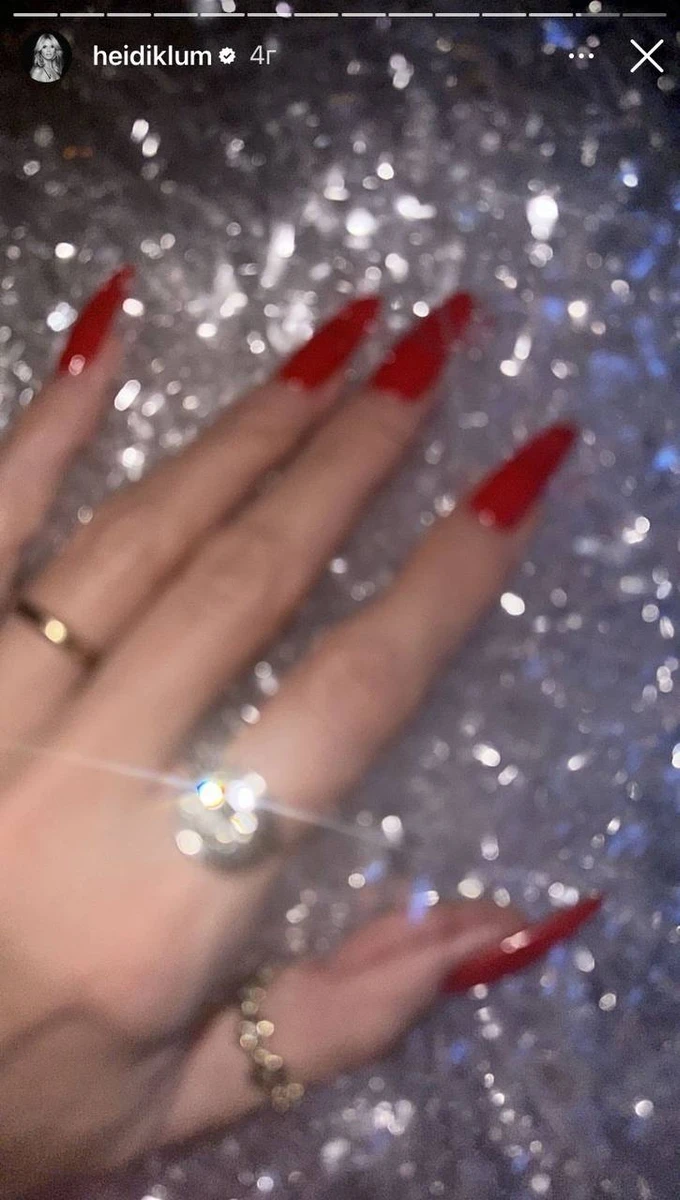 Яскравий акцент у ніжному образі моделі