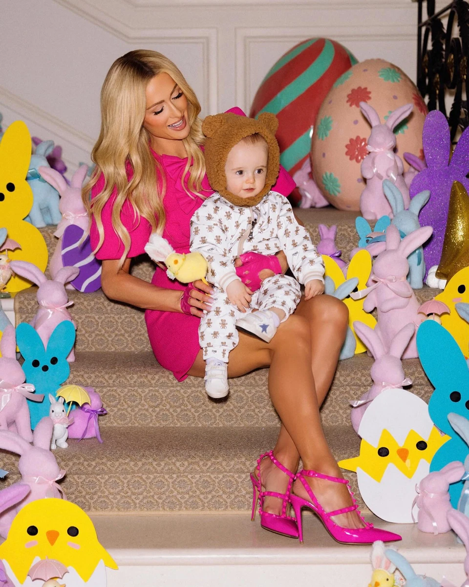 Хілтон знялася з сином серед зайчиків