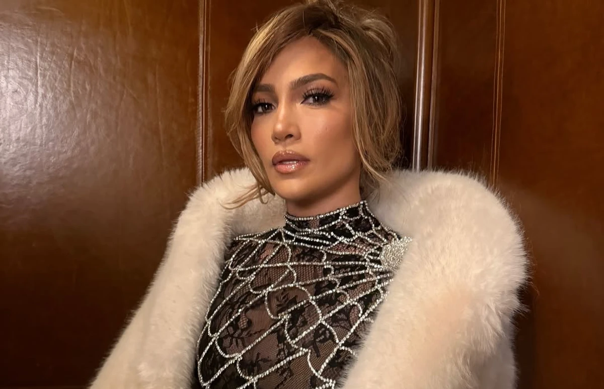 Дженніфер Лопес позує для фото