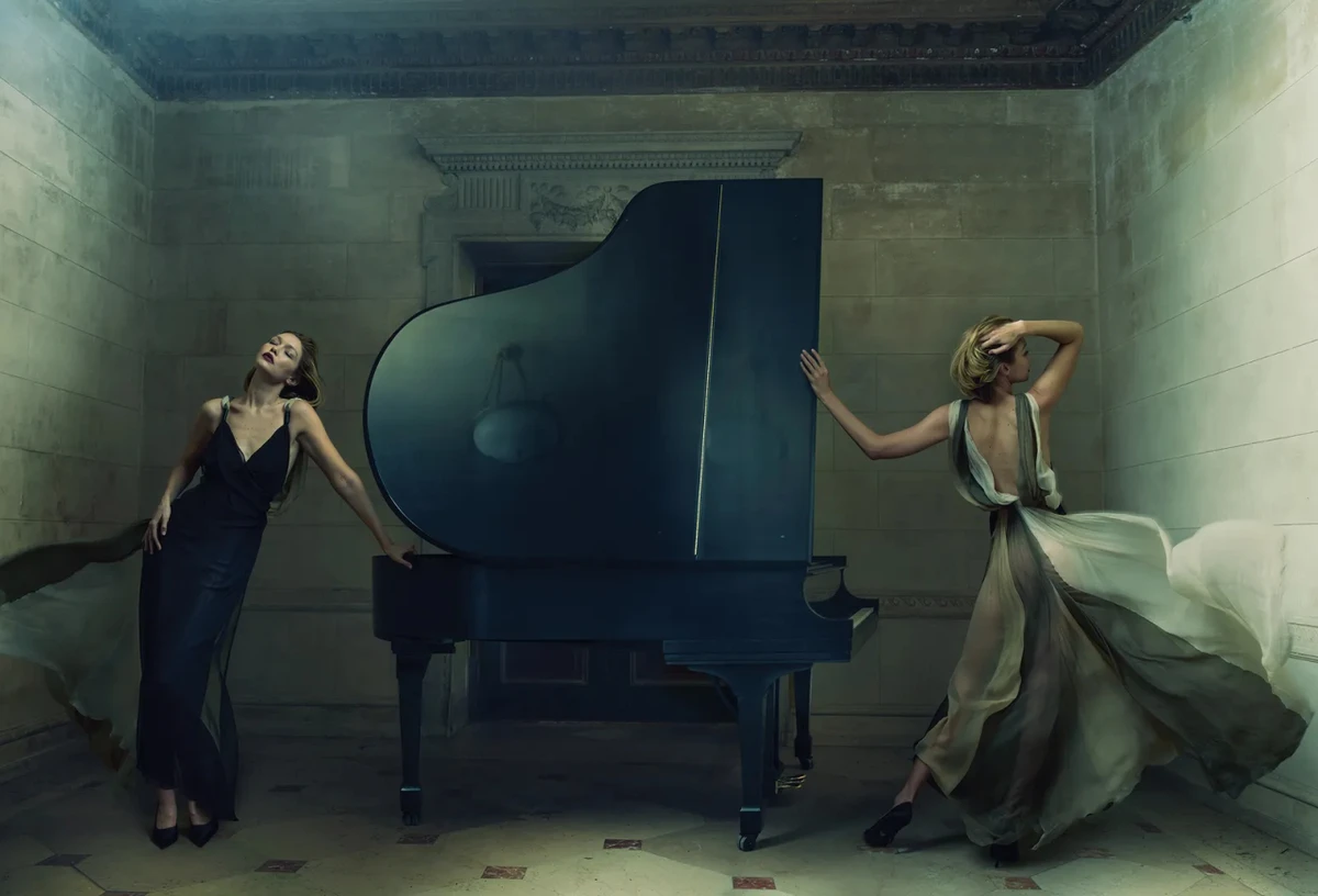 Джіджі Хадід попозувала у прозорих сукнях з голою спиною