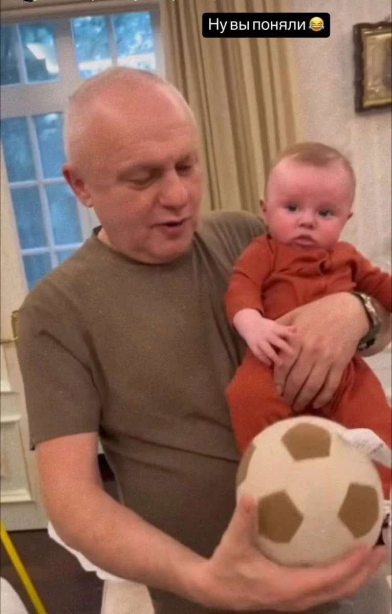 Суркіс з онуком